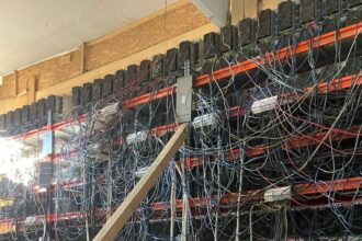 ferma clandestina de criptomonede cu peste 400 de servere descoperita de anaf intr o cladire dezafectata din satu mare 6a3a426a7f64a