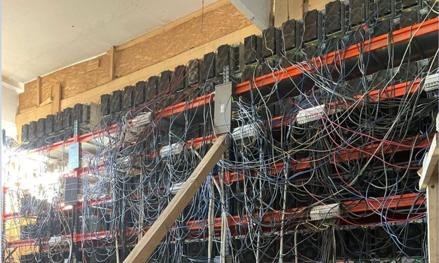 ferma clandestina de criptomonede cu peste 400 de servere descoperita de anaf intr o cladire dezafectata din satu mare 6a3a426a7f64a