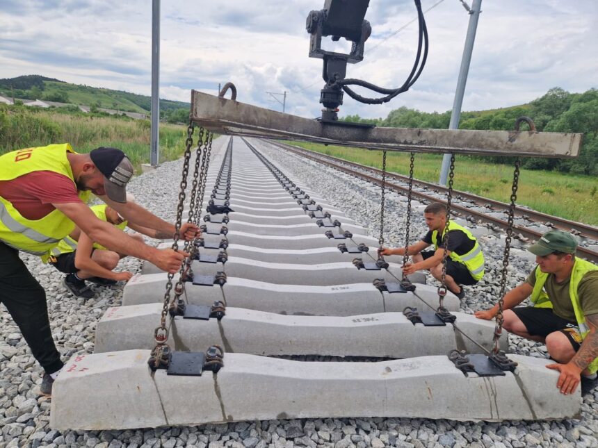 foto calea ferata cluj oradea tronsonul 1 are sina montata pe primul fir de circulatie 6a3551cb04d1d