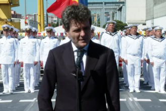 nicusor dan la ceremonia de acordare a pavilionului pentru corveta contraamiral august roman nava va intari contributia romaniei la securitatea regionala si la indeplinirea angaja 6a369a52648d4
