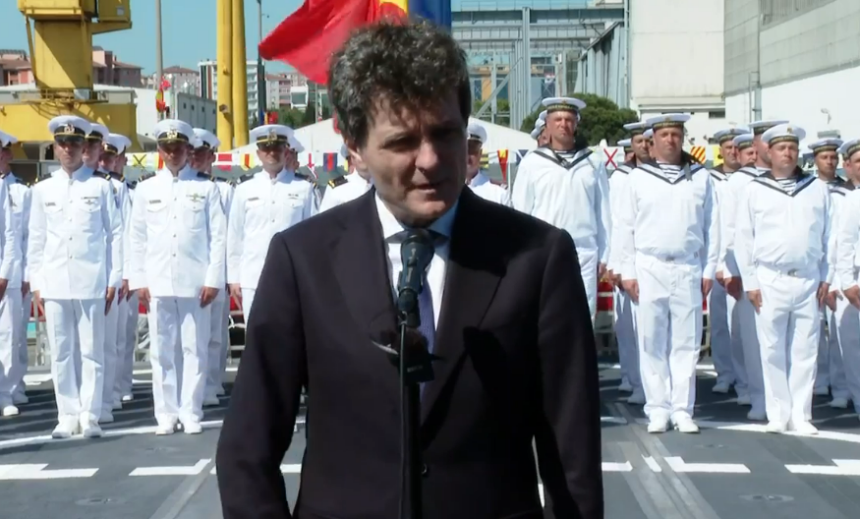 nicusor dan la ceremonia de acordare a pavilionului pentru corveta contraamiral august roman nava va intari contributia romaniei la securitatea regionala si la indeplinirea angaja 6a369a52648d4