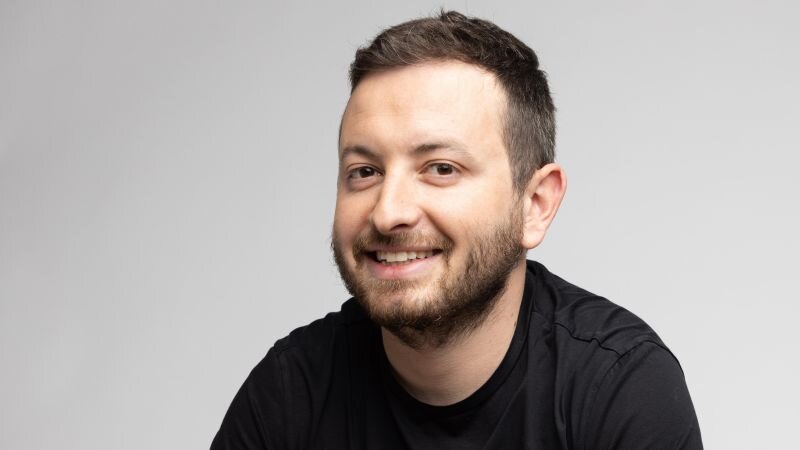 parintii sai au fugit de comunism din romania anilor 70 acum are o companie de miliarde in sua si povestea sa este predata la universitatea stanford 6a383a1a36497