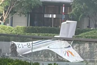 un avion de mici dimensiuni a intrat in cea mai inalta cladire din beijing 6a3e995a1d41a