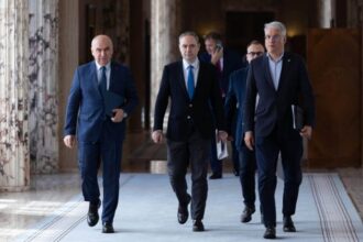 alexandru nazare spune ca a gasit o solutie pentru finantarea romatsa pana la finalizarea diferendului cu pfizer printr un credit punte de la o banca romaneasca 6a6769c9b045f