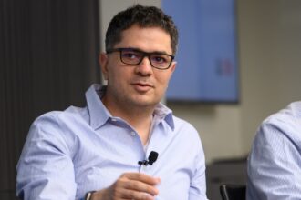 ceo ul flowx ai care lucreaza cu banca transilvania si bnp paribas directorii din banci folosesc deja zilnic chatgpt acum vor ai pentru intreaga organizatie bancile viitorului nu vor avea ai ci v 6a53f7aa168c4