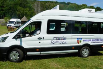 cj valcea a cumparat 25 de microbuze noi pentru transportul elevilor cu bani obtinuti de la afm 6a67a20e7bc9a