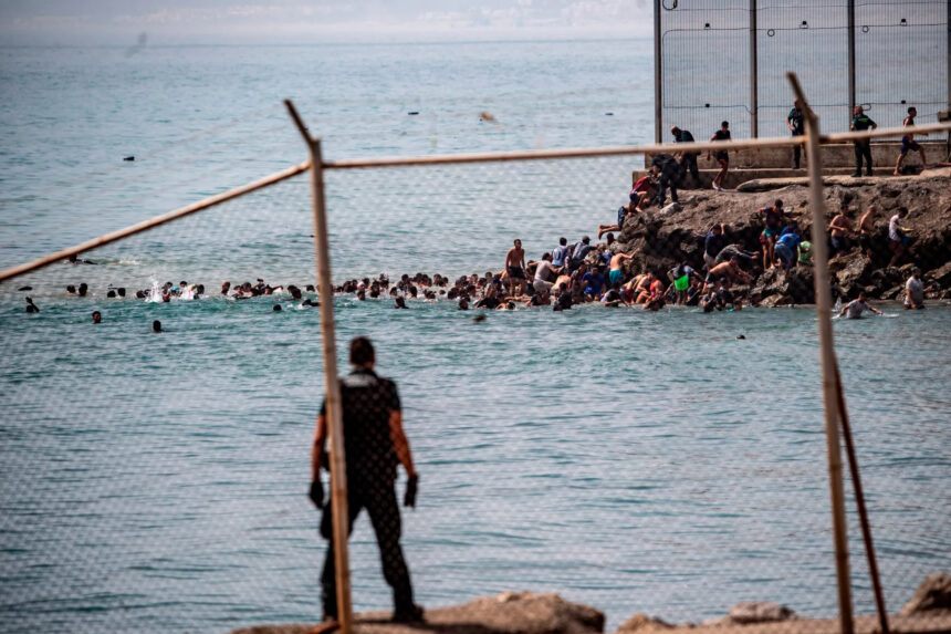 italia vrea inchiderea spatiului schengen pentru spania din cauza afluxului de migranti in exclava ceuta 6a6c4d417ef52
