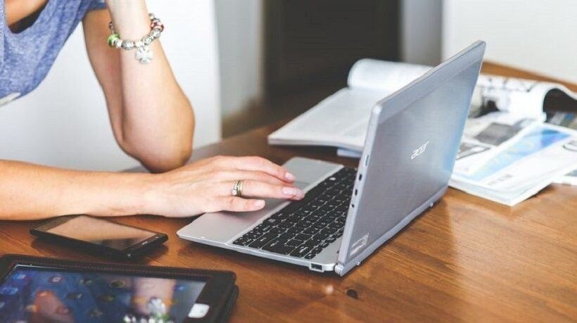 opt din zece romani sustin ca statul implementeaza prea lent digitalizarea 6a4a84ea1d9c8