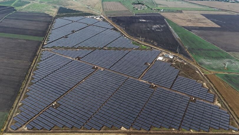proiectul energetic dezvoltat initial de nepotul lui ciolacu incepe productia este primul proiect hibrid solar cu baterie al grecilor de la more si prima lor centrala electrica din afara greciei 6a4c009ce3cf7