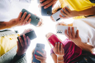 apple si samsung castiga tot mai mult din telefoane noi incasari record pe fondul scumpirilor care acopera costurile tot mai ridicate ale componentelor 6a6f1aa816560