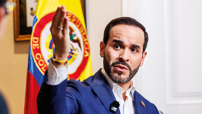 columbia are un presedinte nou abelardo de la espriella un aliat al lui donald trump a depus juramantul vineri la cateva ore dupa sua au anuntat ca ofera bogotei un ajutor de 1 miliard de dolari 6a771f99074dc