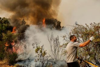 incendii grecia doi morti noua raniti si sute de oameni evacuati pe insula salamina 6a81f1dc1112c