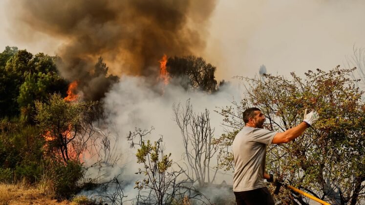 incendii grecia doi morti noua raniti si sute de oameni evacuati pe insula salamina 6a81f1dc1112c