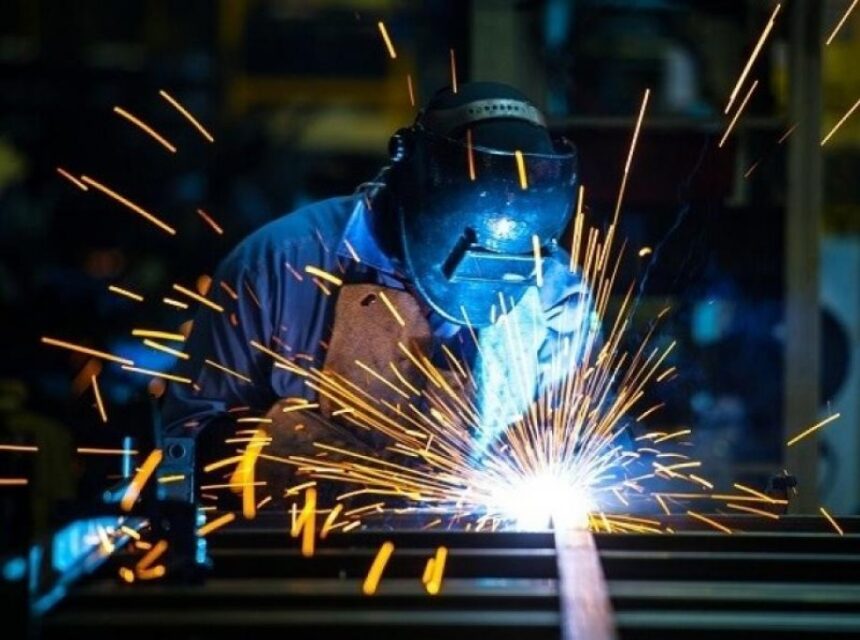 industrie numarul comezilor noi din sectorul de prelucrare a scazut cu 3 in primele sase luni ins 6a8d42df66db8