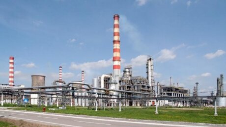 lukoil vrea sa bage in insolventa rafinaria petrotel