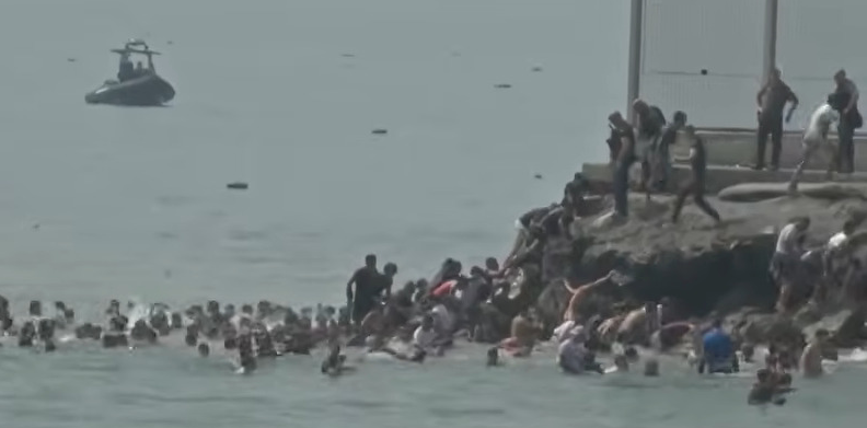 madridul a revizuit in crestre la 80 000 numarul migrantilor care au invadat ceuta la sfarsitul lui iulie 1 400 de minori inca sunt in exclava spaniola 6a79ecc7357d5
