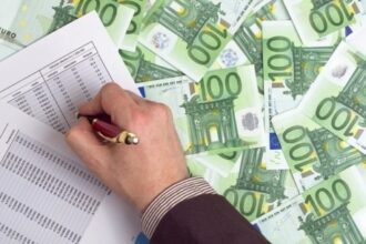 singurele metode prin care poate scapa romania de prabusire schimbam leul cu euro sau emitem titluri speciale ne batem pe o piata de peste 1 trilion de euro 6a6fa72aa9a51