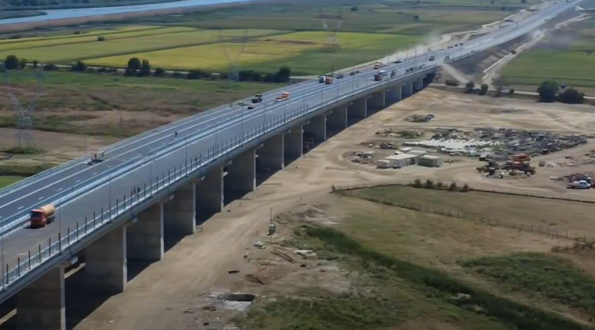 video autostrada moldovei a7 muncitorii lui umbrarescu asfalteaza bretelele la racordul cu nodul rutier bacau sud 6a8994cbdeb2b