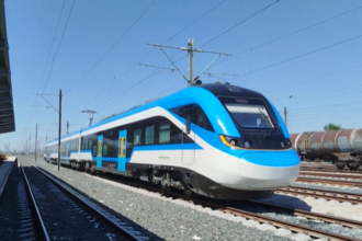 video cum arata primul tren chinezesc care a intrat azi in circulatie pe ruta bucuresti brasov 6a85f48ad6fb2