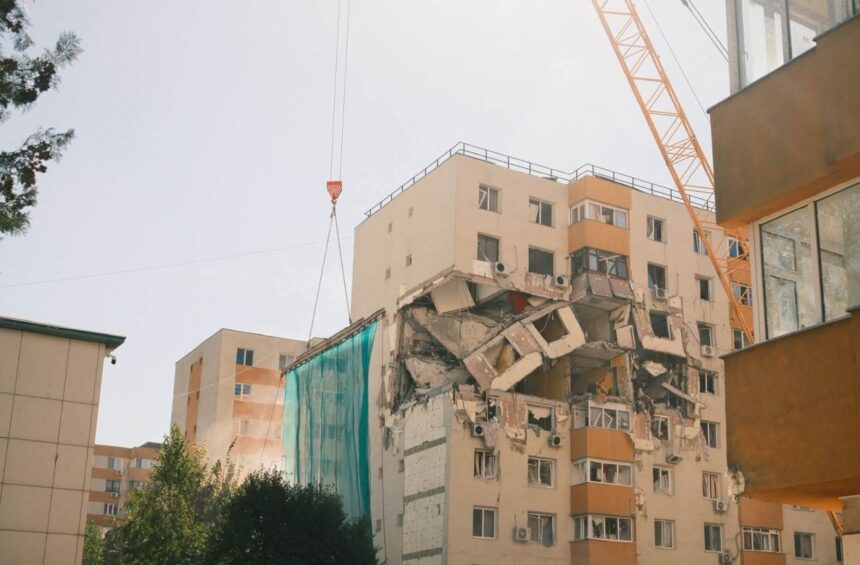 au fost demolate etajele 5 8 ale blocului din rahova afectat de explozie 6ae0b48c75669