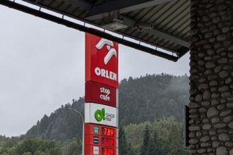 cinci directori ai gigantului petrolier polonez orlen au fost retinuti de procurori pentru ca ar fi scazut prea mult pretul carburantilor in benzinarii 6ac60f5e8249f