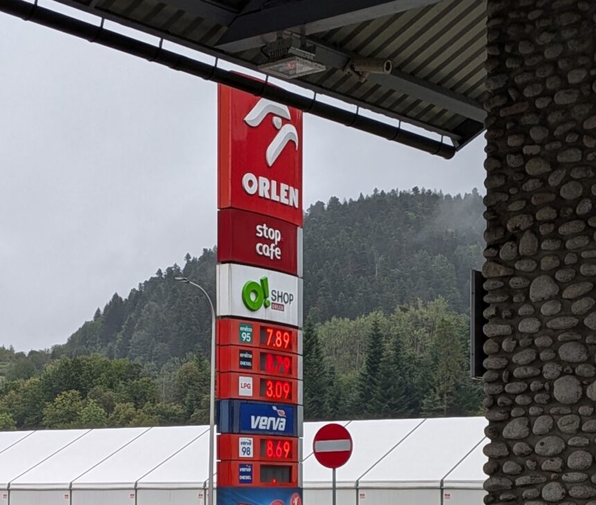 cinci directori ai gigantului petrolier polonez orlen au fost retinuti de procurori pentru ca ar fi scazut prea mult pretul carburantilor in benzinarii 6ac60f5e8249f