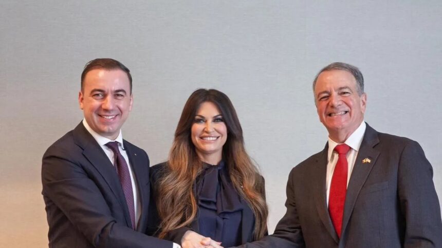 kimberly guilfoyle anunta ca a demisionat din postul de ambasador al sua in grecia ea respinge acuzatiile care i au fost aduse 6ace772b96b68