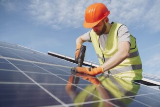 renewacad deschide centru de pregatire la arad unde va aparea parcul fotovoltaic mamut de 13 gw 1 000 de oameni vor trece pe aici 6ac1f175a74d1
