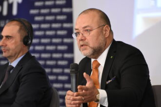 seful asociatiei bancilor avertizeaza este un risc urias pentru banci si pentru romania m am gandit mult daca sa vorbesc despre asta se vrea suspendarea dobanzilor 6ad87738c3aa5