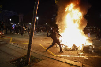 val de arestari in barcelona dupa distrugerile de sambata noaptea din celebra plaza de catalunya 6addca765d930