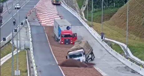 video solutie inovatoare pentru camioanele care raman fara frane rampa de urgenta care previne accidente catastrofale 6ad4bac63b44e
